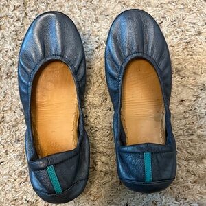 Tieks size 7—Navy Blue —but polished with a lighter color.   EEUC